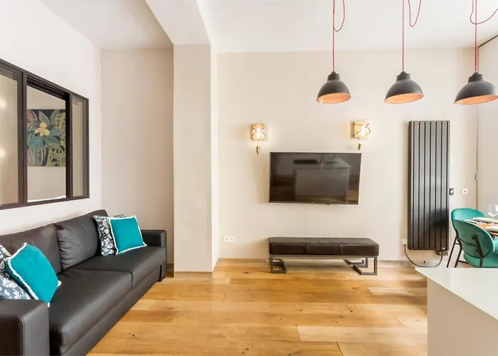 Design Et Confort Near Champs Elysees